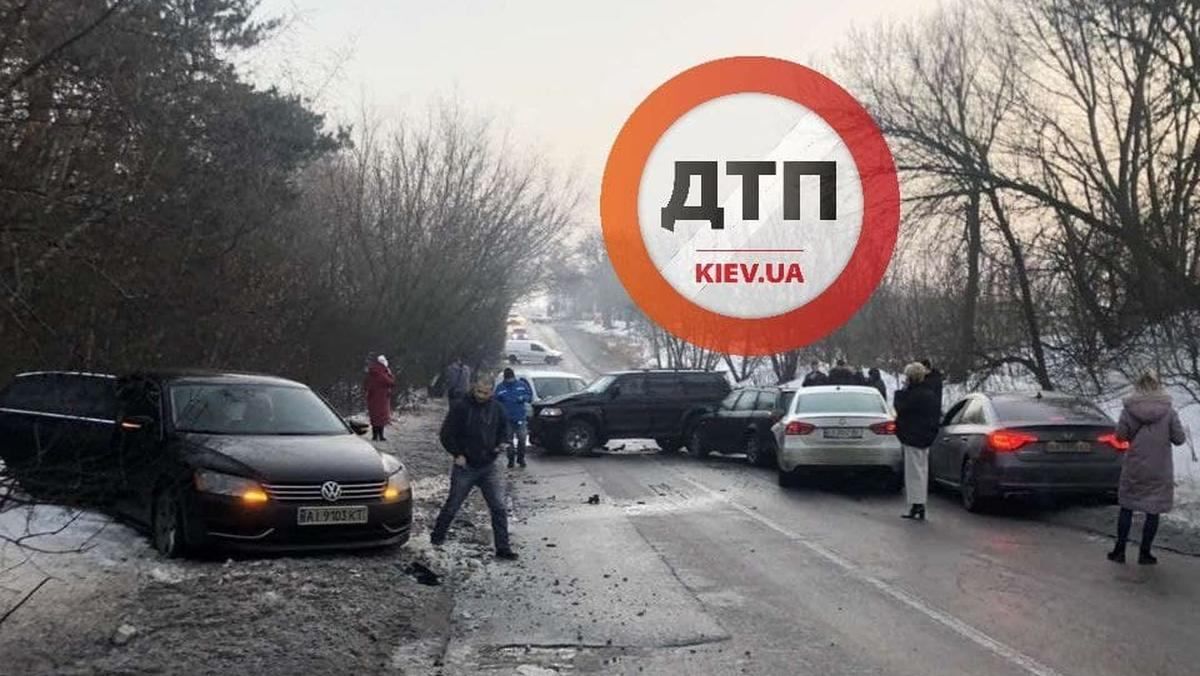 На Київщині зіштовхнулися 6 авто, є постраждалі