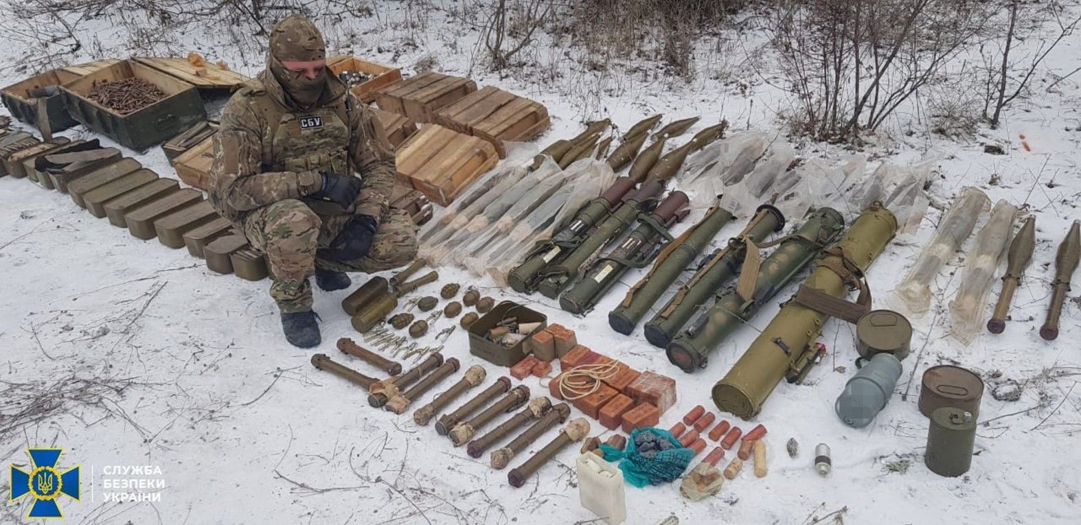 На Луганщині знайшли схованку з арсеналом зброї і вибухівки з Росії
