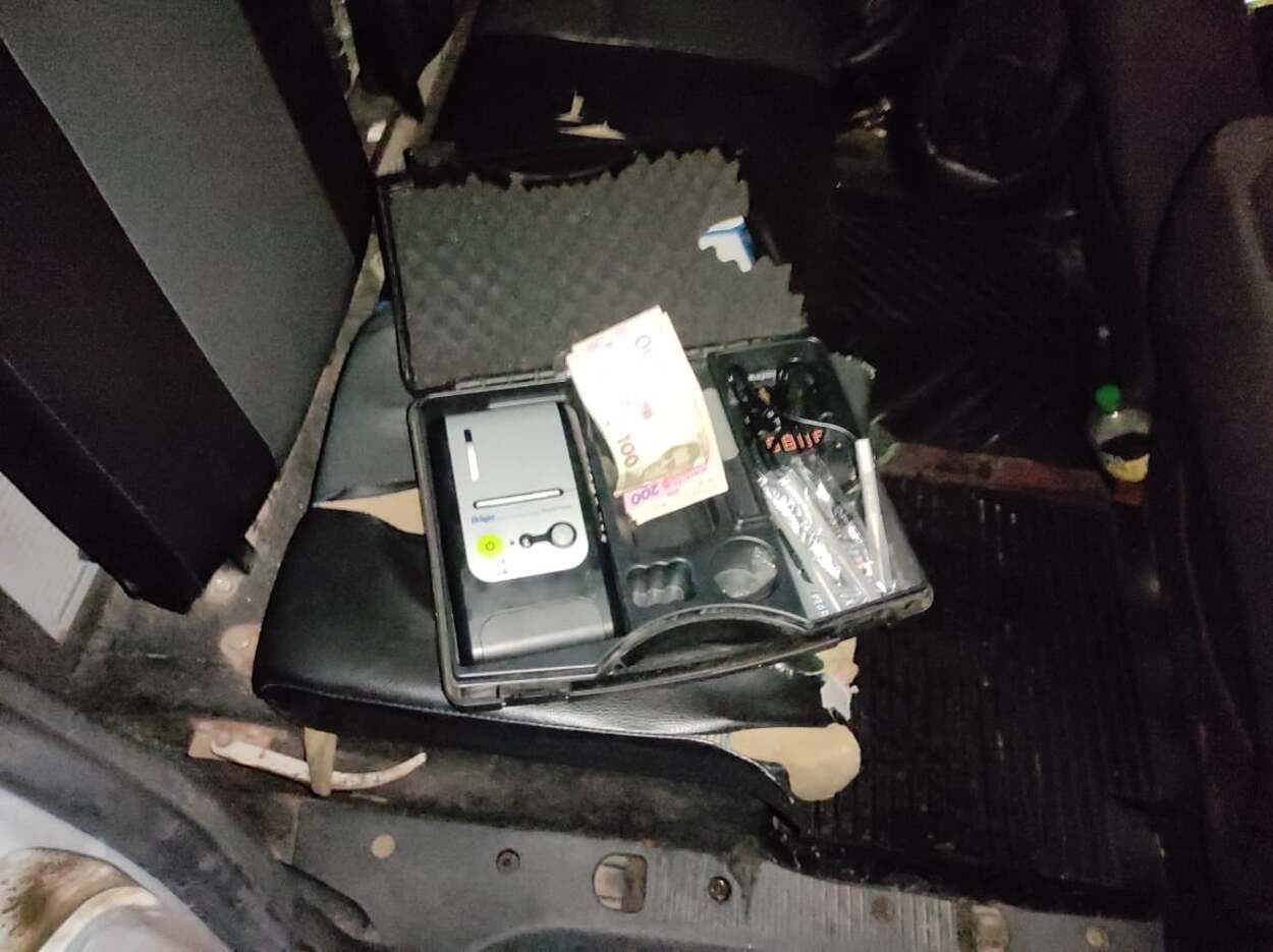 На Львовщине пьяный водитель пытался откупиться от полиции: ему грозит немалый штраф - фото На Львовщине пьяный водитель пытался откупиться от полиции: ему грозит немалый штраф - фото