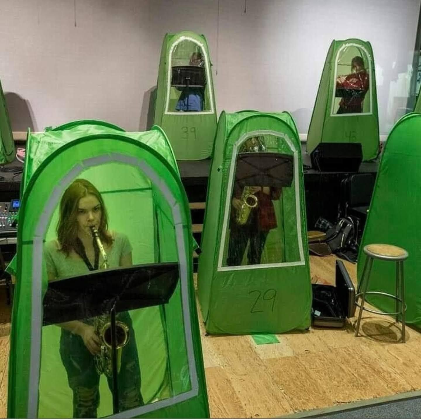 У Вашингтоні уроки музики проводять у захисних наметах: фото У Вашингтоні уроки музики проводять у захисних наметах: фото