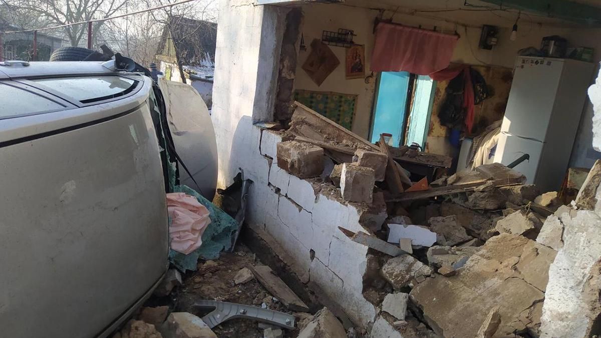 Под Днепром Nissan влетел в дом, пострадали дети