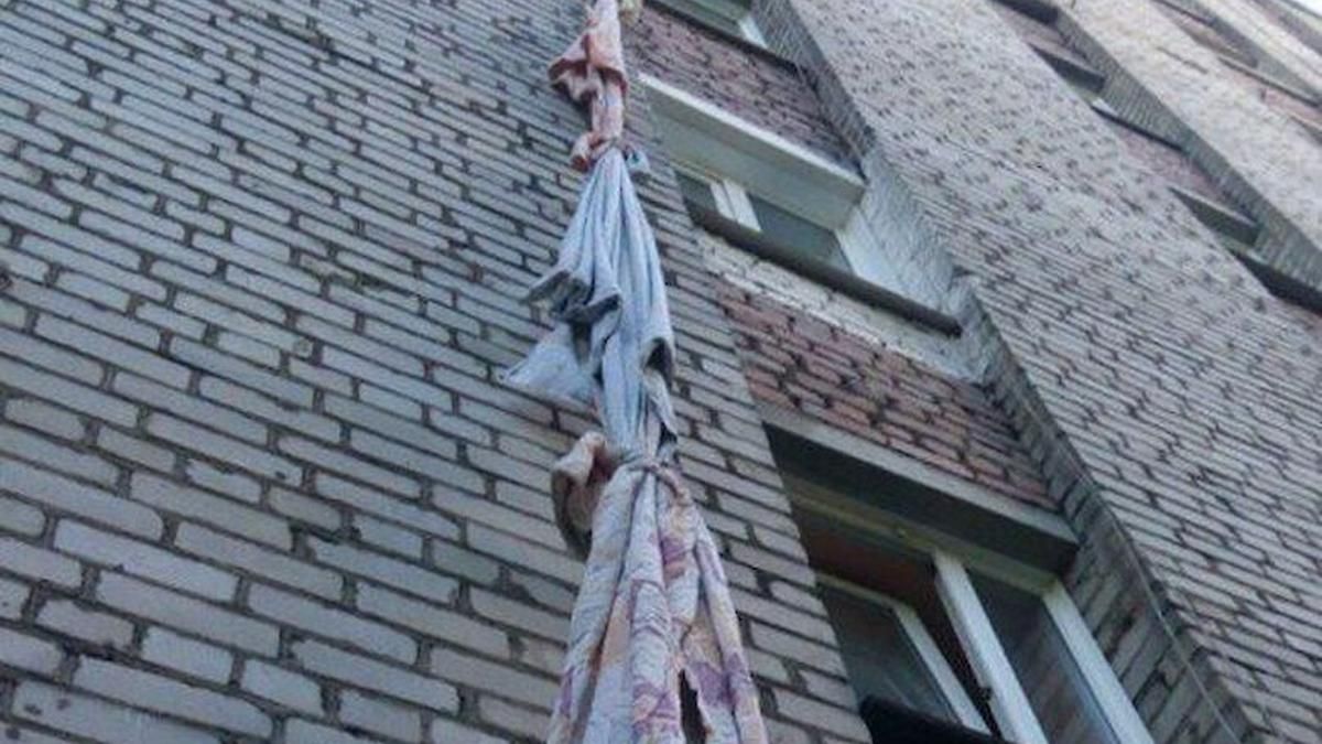 В Умані з висоти впав 12-річний хлопець, який намагався втекти з дому В Умані з висоти впав 12-річний хлопець, який намагався втекти з дому