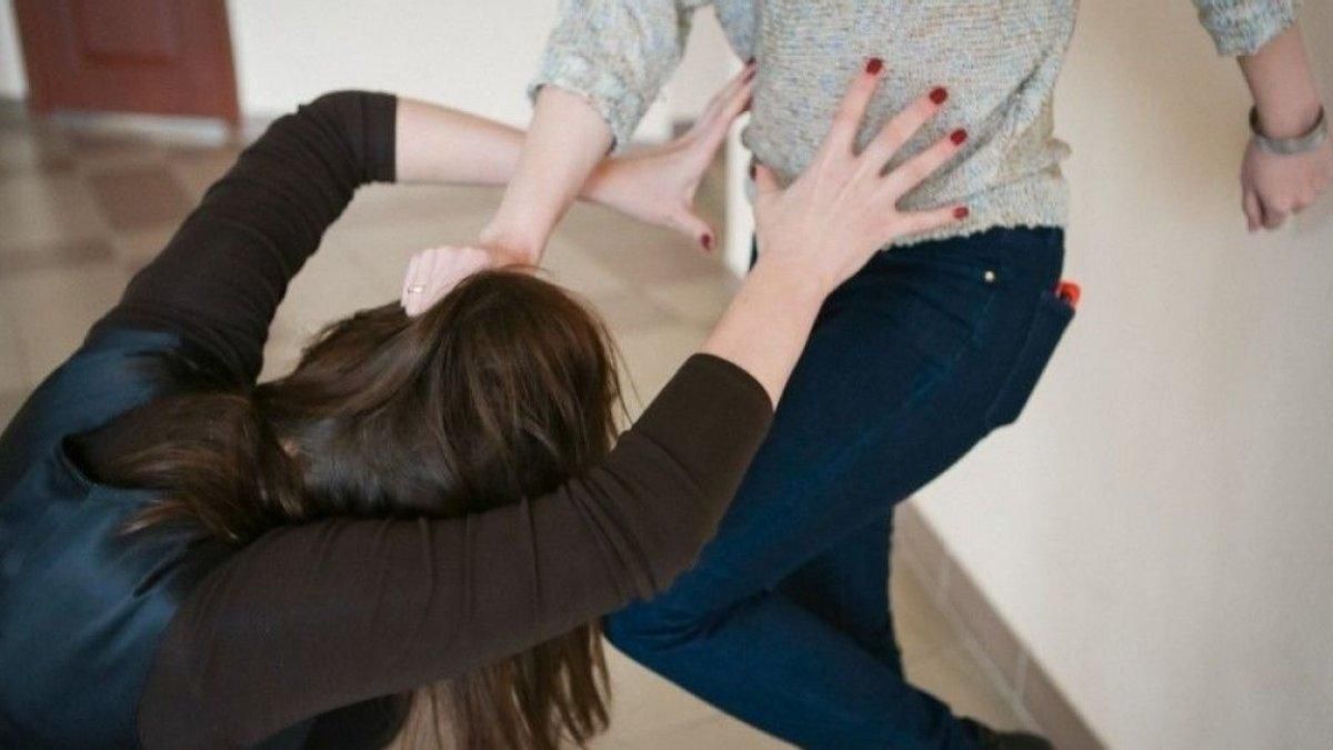 Суд засудив п’ятьох школярок з Чернігова, які жорстоко били однолітків Суд засудив п’ятьох школярок з Чернігова, які жорстоко били однолітків