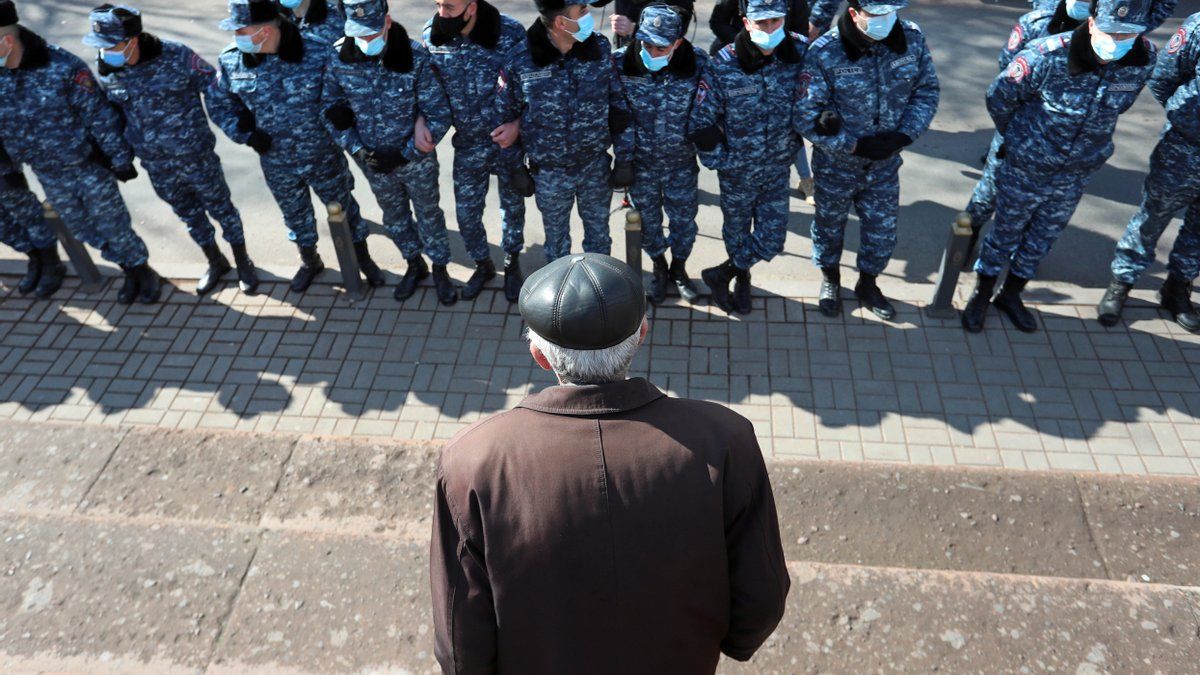 У Вірменії пікетували резиденцію президента: причина У Вірменії пікетували резиденцію президента: причина