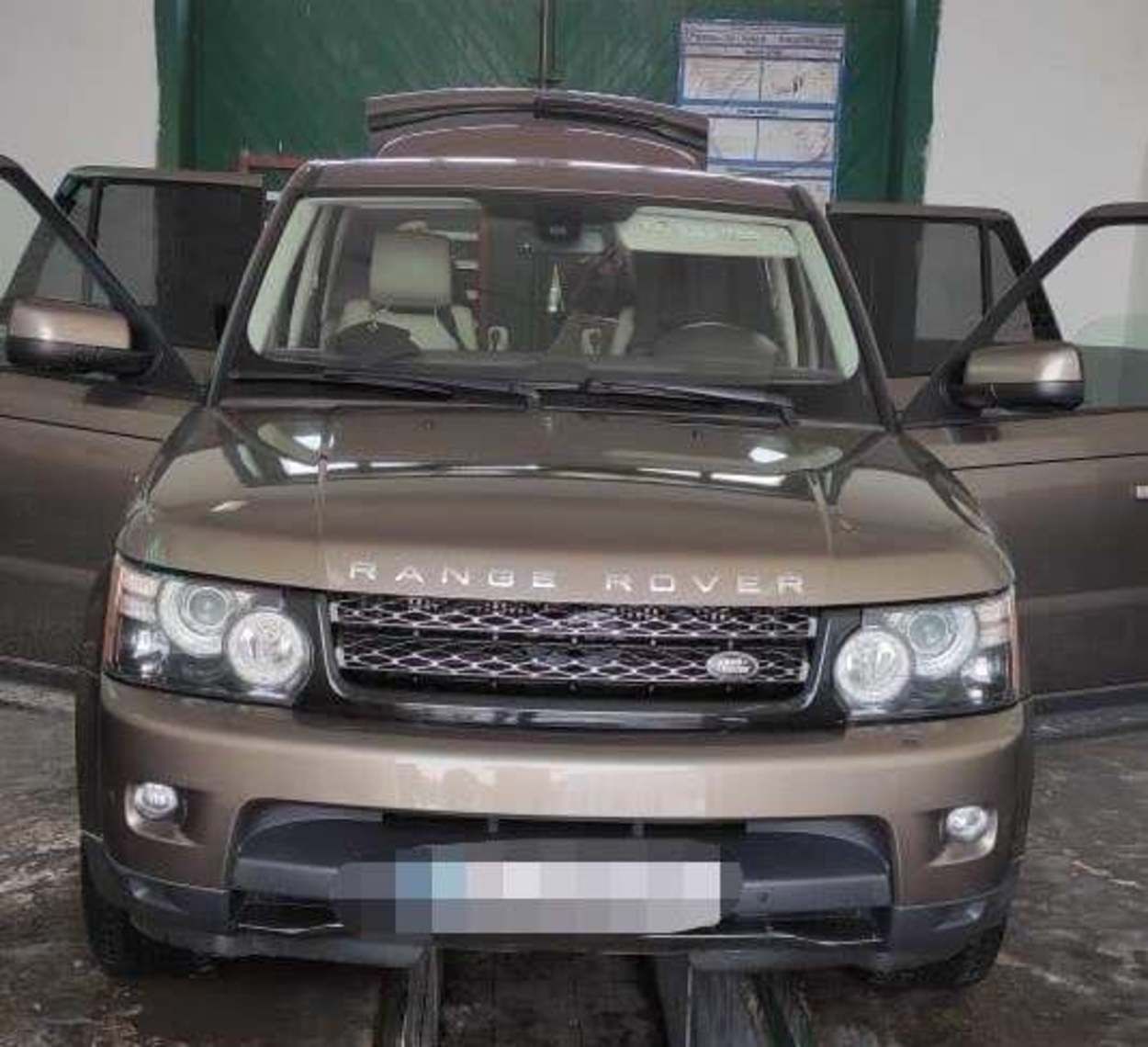 Более 700 пачек сигарет в Land Rover: пограничники задержали контрабандиста - фото Более 700 пачек сигарет в Land Rover: пограничники задержали контрабандиста - фото