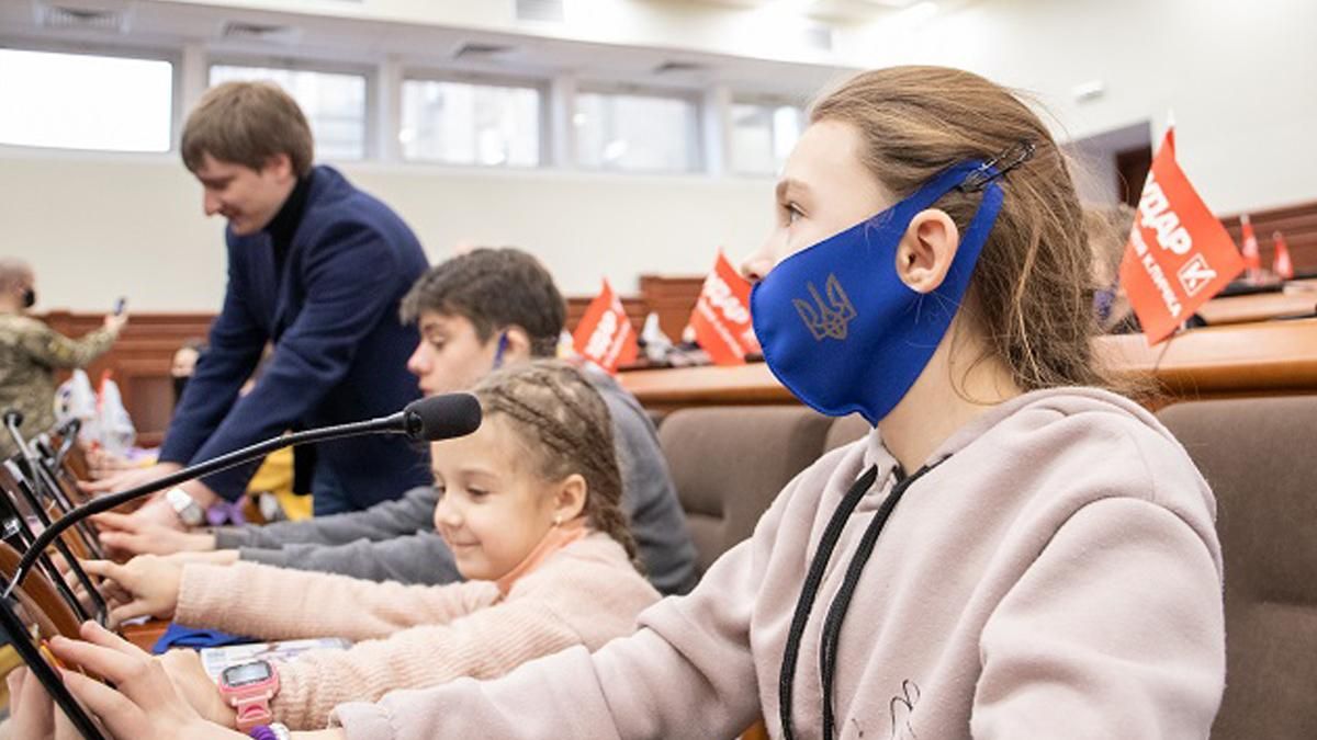 Школярі з прифронтової зони погралися у депутатів у Київраді: фото Школярі з прифронтової зони погралися у депутатів у Київраді: фото