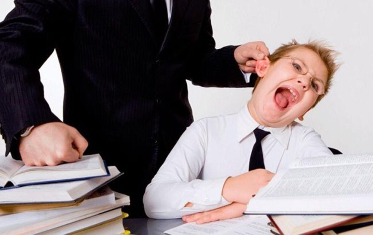 Унижал и бил школьников: во Львове из школы уволили учителя, который давал ученикам пинки Унижал и бил школьников: во Львове из школы уволили учителя, который давал ученикам пинки