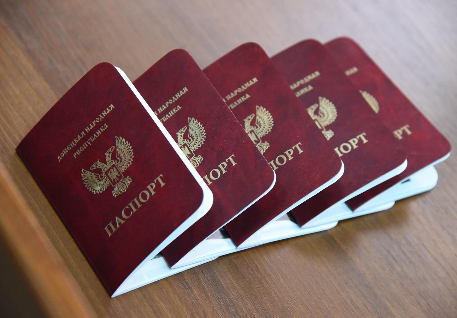 Заместителю главы миграционной службы ДНР сообщили подозрение за принудительную паспортизацию: все подробности