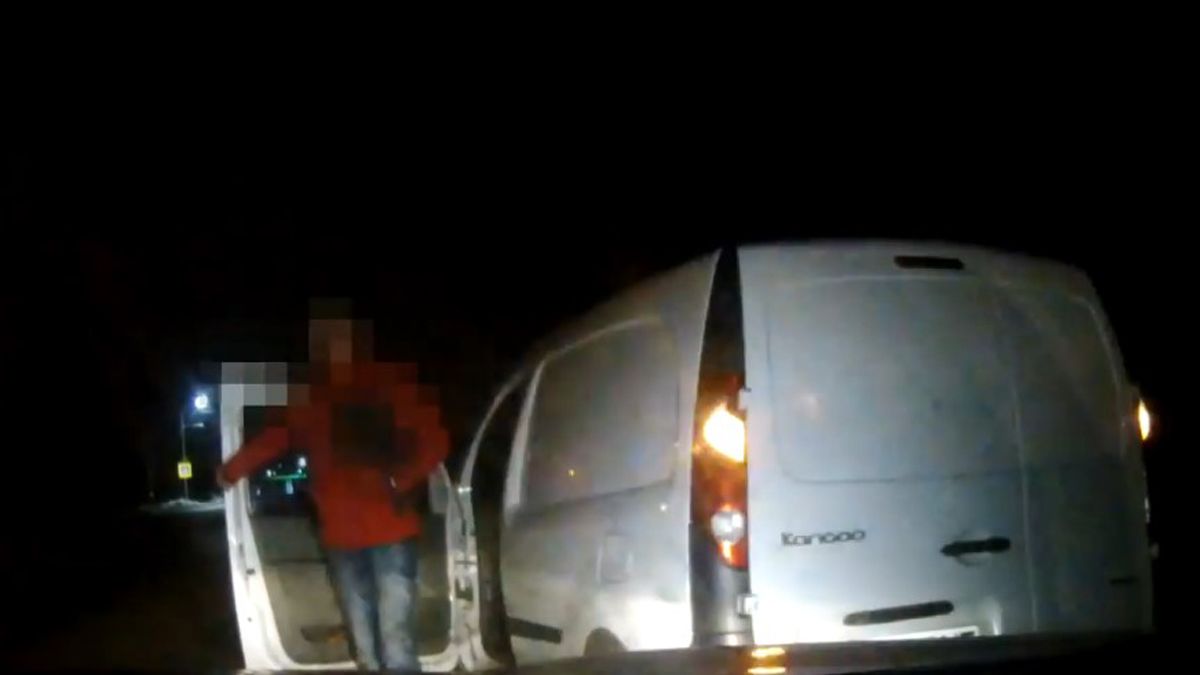 Пьяный львовянин напал на патрульных с лопатой: видео - Львов Пьяный львовянин напал на патрульных с лопатой: видео - Львов