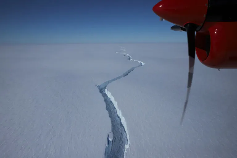 Розлом на шельфовому льодовику Бранта