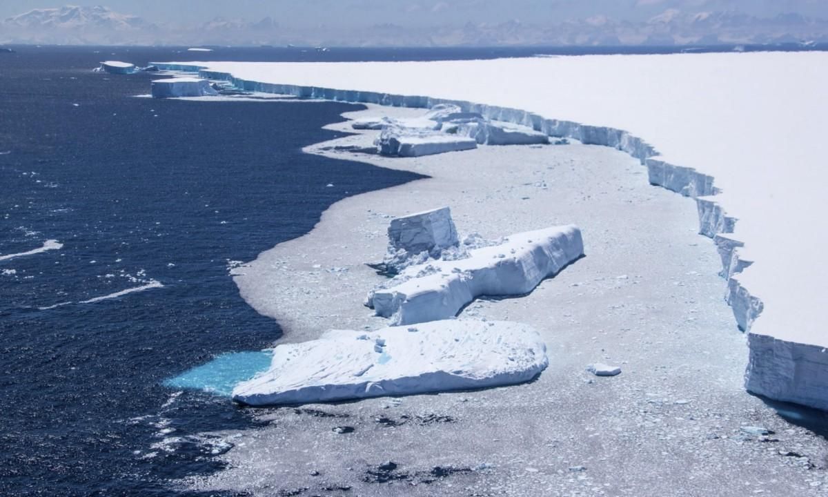 От ледника в Антарктиде откололся айсберг фото, видео