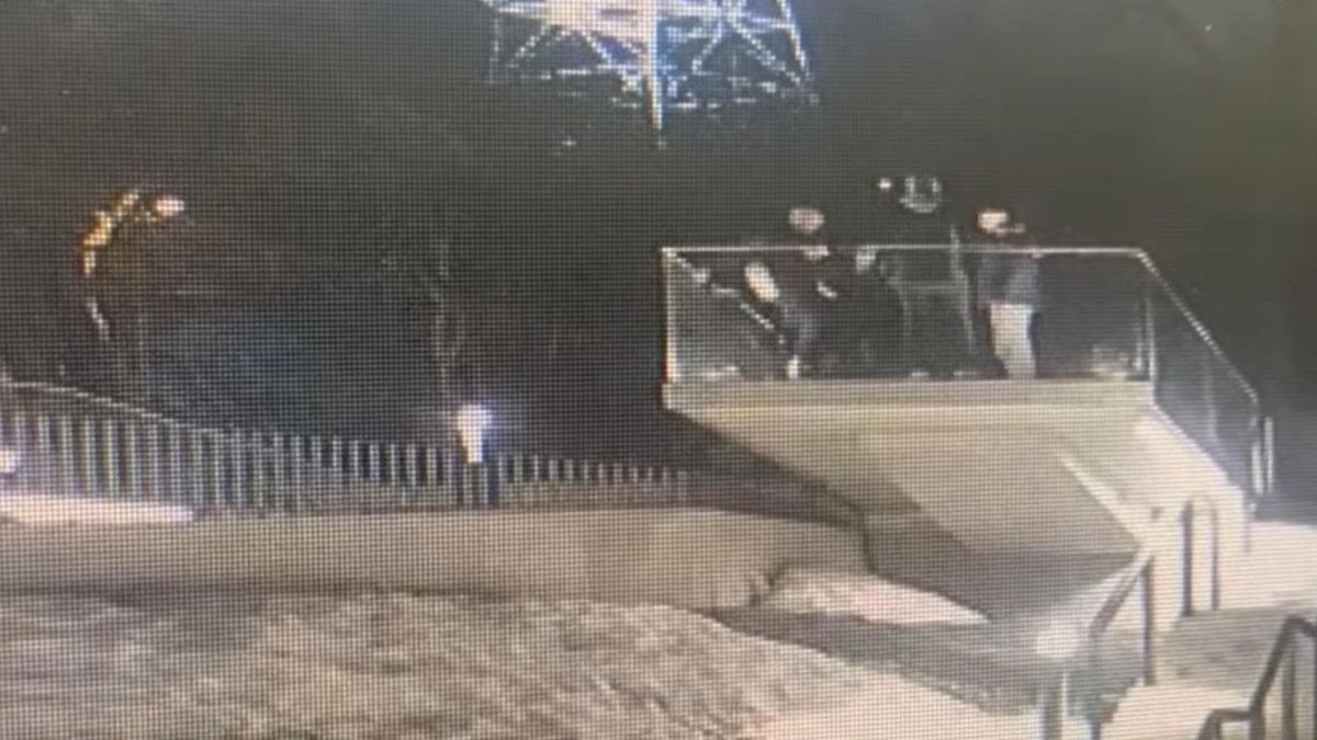 Хлопець розбив частину Меморіалу Небесної Сотні у Львові – відео Хлопець розбив частину Меморіалу Небесної Сотні у Львові – відео