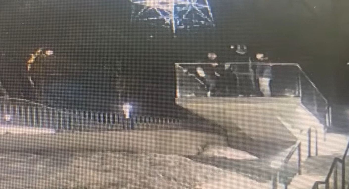 Парень разбил часть Мемориала Небесной Сотни во Львове – видео Парень разбил часть Мемориала Небесной Сотни во Львове – видео