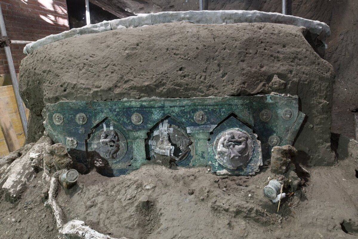 В Помпеях откопали уцелевшую древнюю колесницу: фото и видео