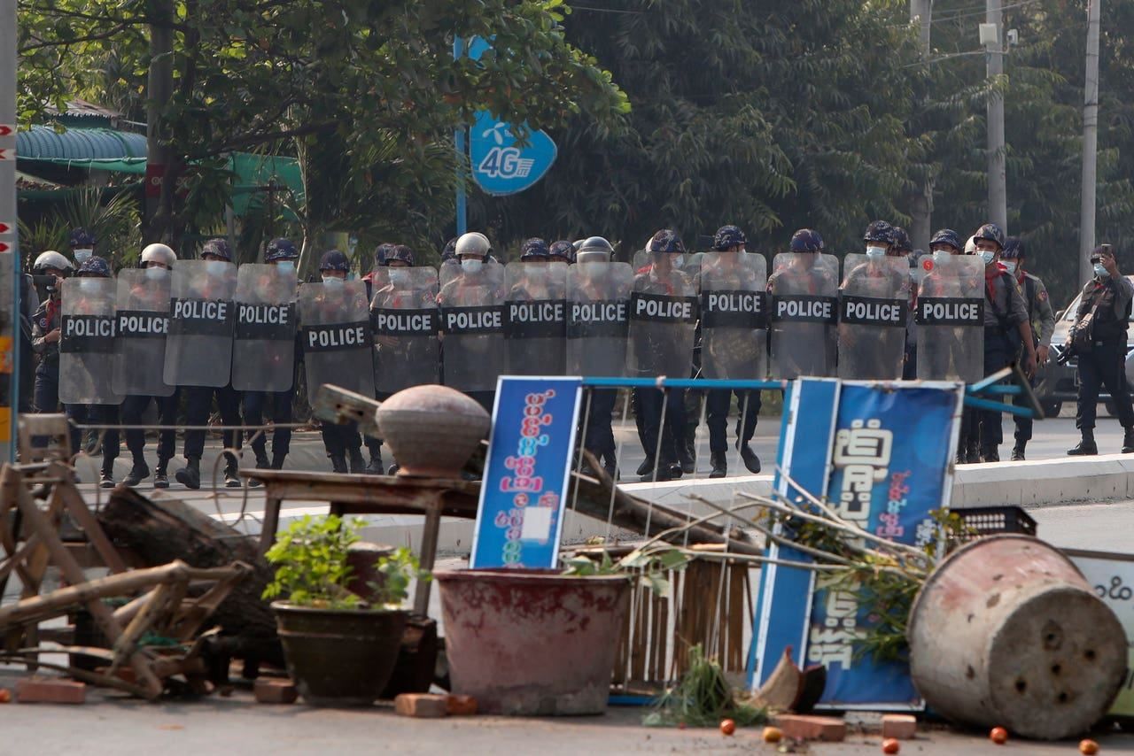 В Мьянме 28 февраля 2021 полиция вновь открыла огонь по демонстрантам: есть погибшие и раненые