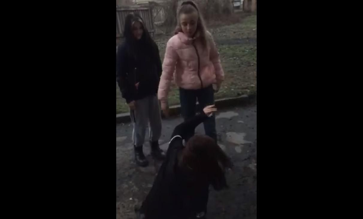 В Кривом Роге школьницы поставили на колени и избили ровесницу: видео