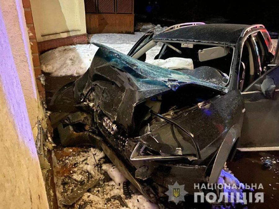 На Ровенщине пьяный водитель заехал в арку санатория 28.02.2021 На Ровенщине пьяный водитель заехал в арку санатория 28.02.2021
