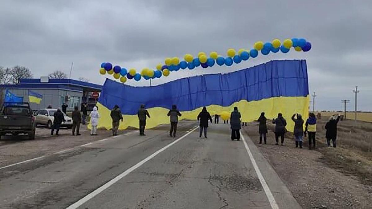У бік Криму запустили прапор України з посланнями: фото