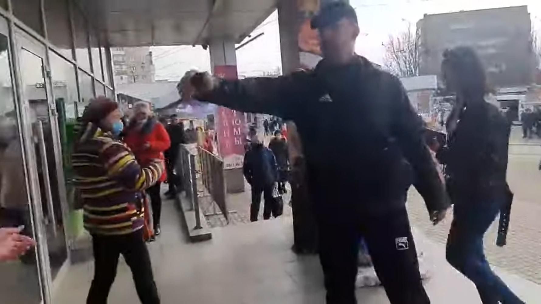 У Миколаєві чоловік прийшов в супермаркет без маски та розпорошив газ в охоронців: відео