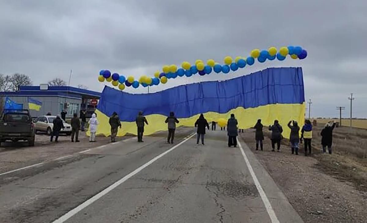 В сторону Крыма запустили флаг Украины с посланиями: фото