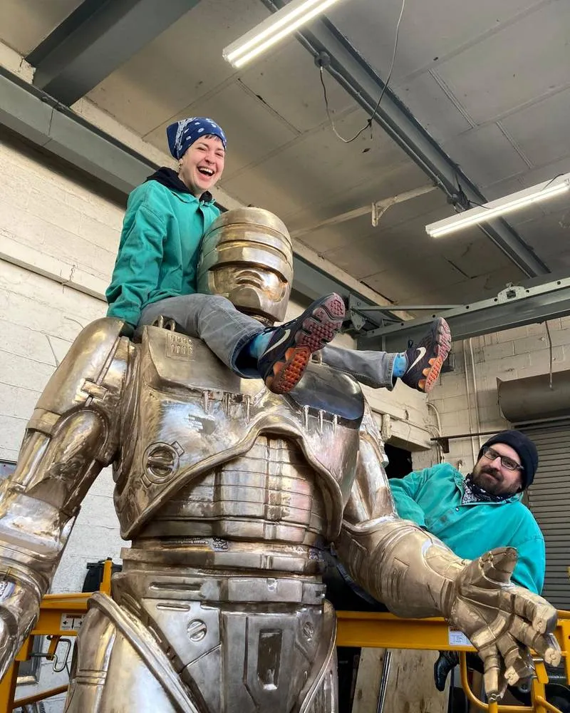 У Детройті закінчили бронзову статую Робокопа, на створення якої пішло 10 років