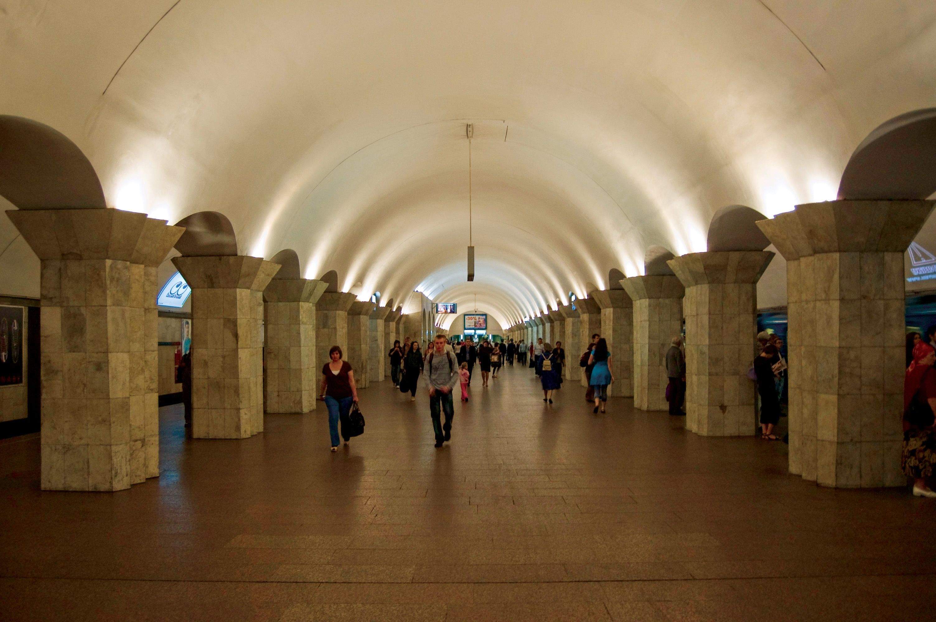 У метро в Києві чоловік впав на колію: витягнули очевидці – відео