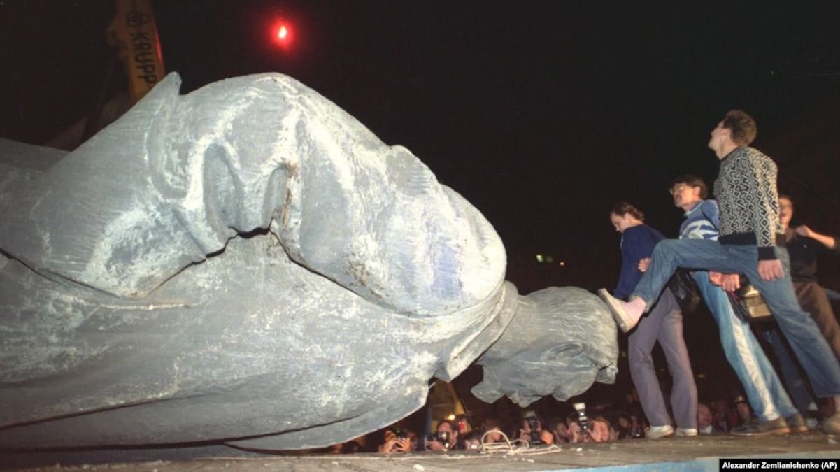 Украина далеко впереди: как над Россией до сих пор витают тени Сталина и Дзержинского Украина далеко впереди: как над Россией до сих пор витают тени Сталина и Дзержинского