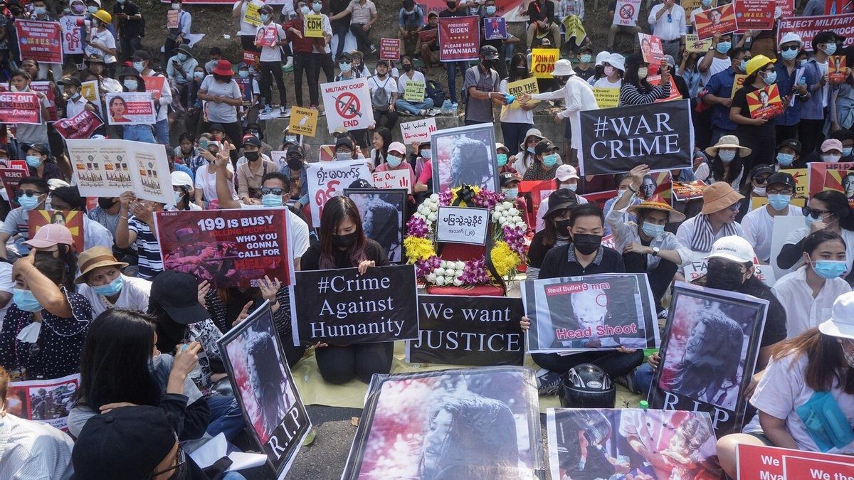 У М'янмі силовики стріляють з гвинтівок: 18 загиблих за день У М'янмі силовики стріляють з гвинтівок: 18 загиблих за день