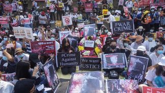 В Мьянме силовики стреляют в протестующих из винтовок: 18 погибших за день