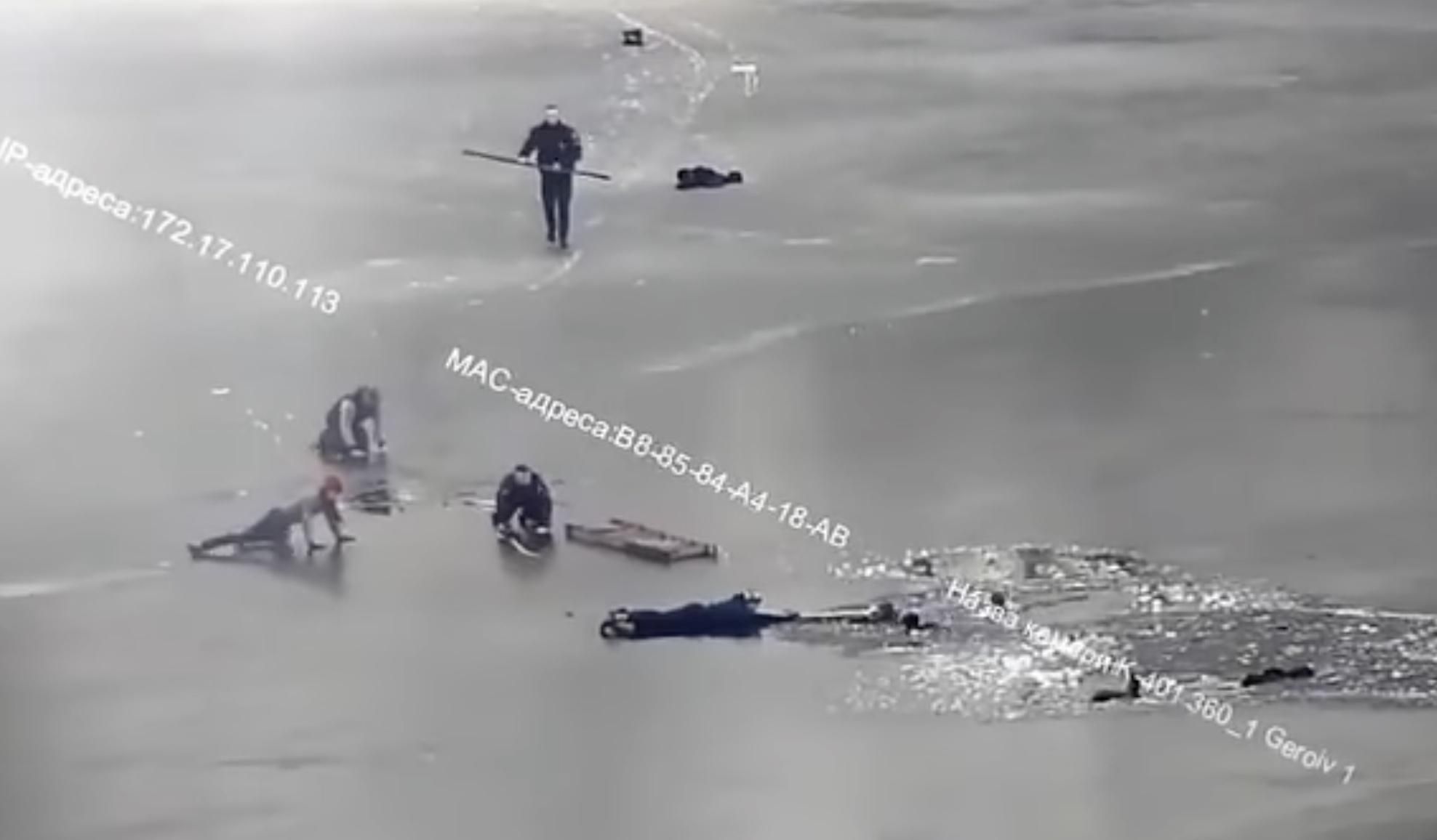 В Днепре 4 людей провалились под лед, их едва спасли патрульные: видео