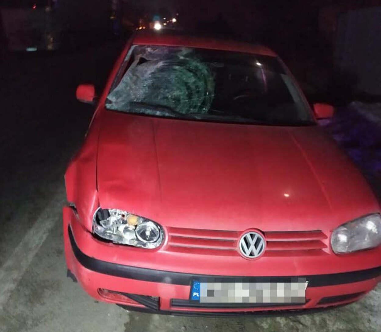 На Львівщині 20-річний водій Volkswagen на смерть збив жінку: фото