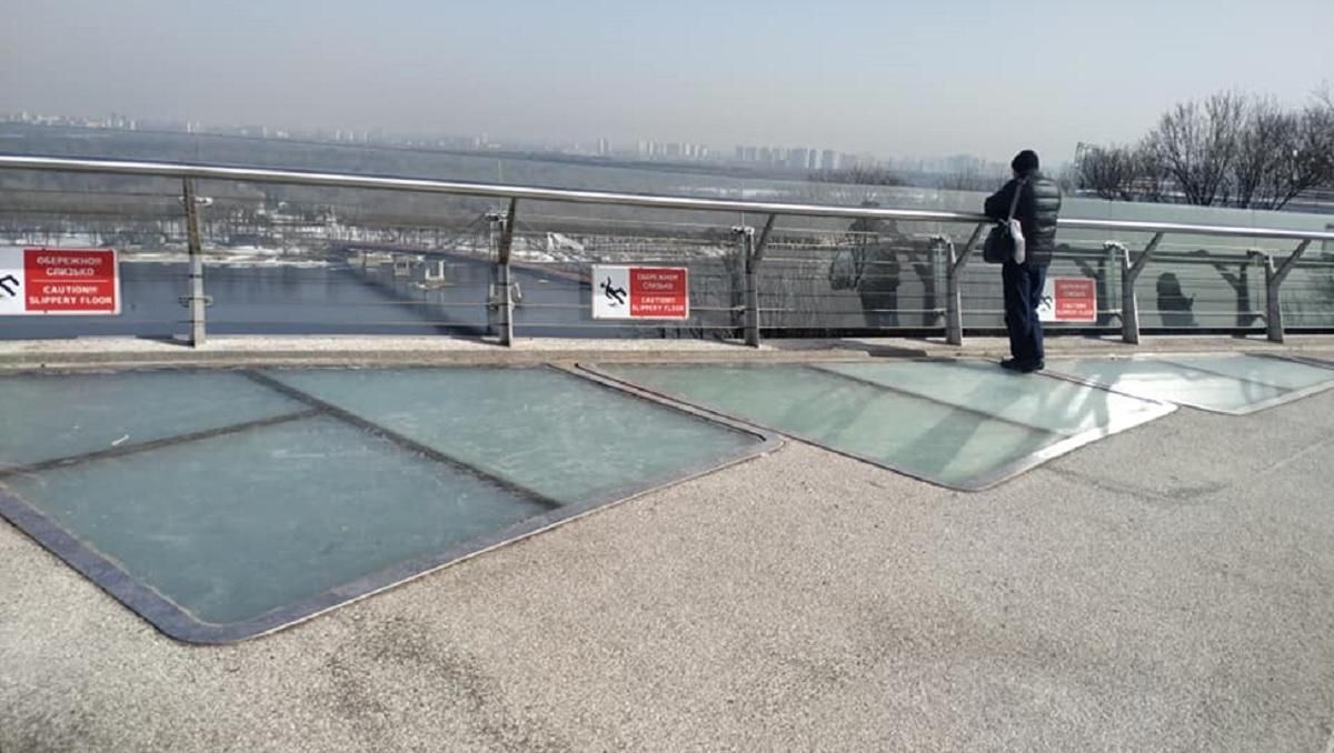 Скло на "селфі-мості" Кличка знову потріскалося: фото Скло на "селфі-мості" Кличка знову потріскалося: фото