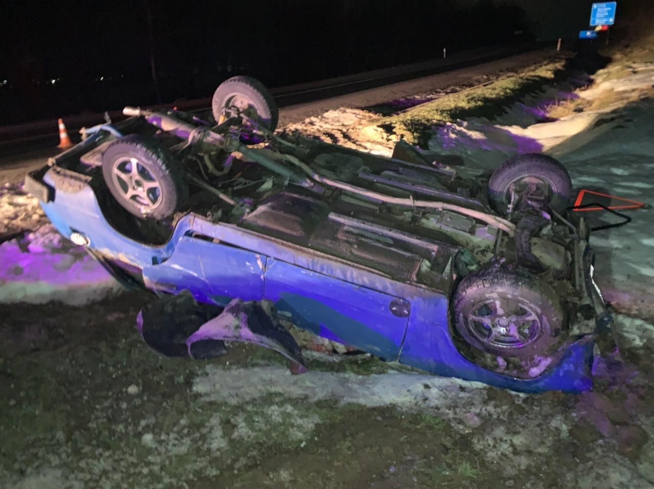 Вылетел в кювет: на Львовщине автомобиль перевернулся после обгона - фото Вылетел в кювет: на Львовщине автомобиль перевернулся после обгона - фото