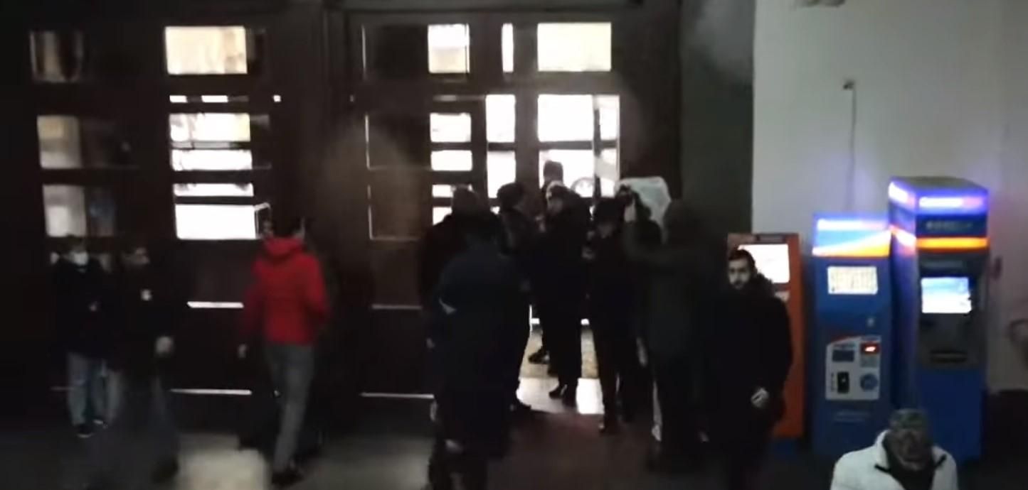 Протестующие в Армении ворвались в дом правительства: видео Протестующие в Армении ворвались в дом правительства: видео