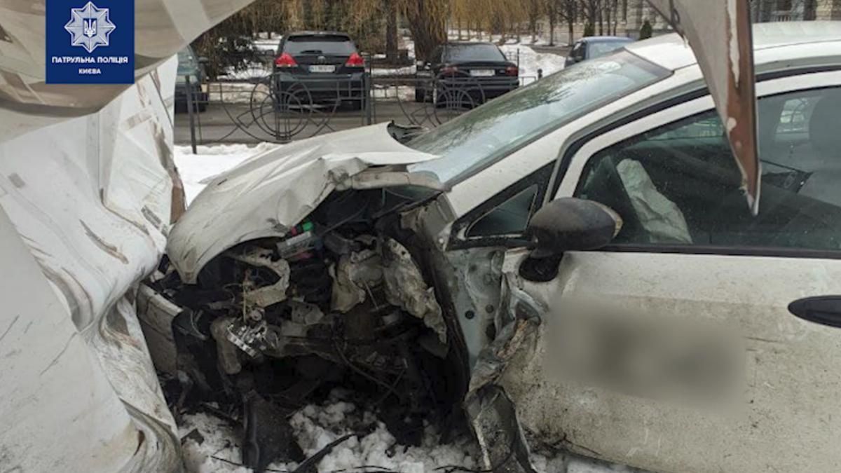 У Києві нетверезий таксист із пасажиркою влетів у магазин У Києві нетверезий таксист із пасажиркою влетів у магазин