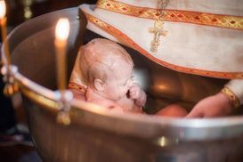 Младенец утонул, однако Румынский патриархат не поменяет практику крещений