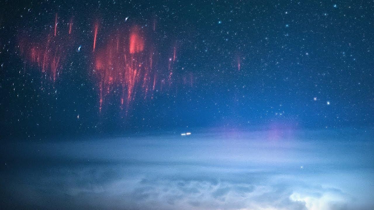 Над гавайських небом зафіксували на фото дві рідкісні блискавки