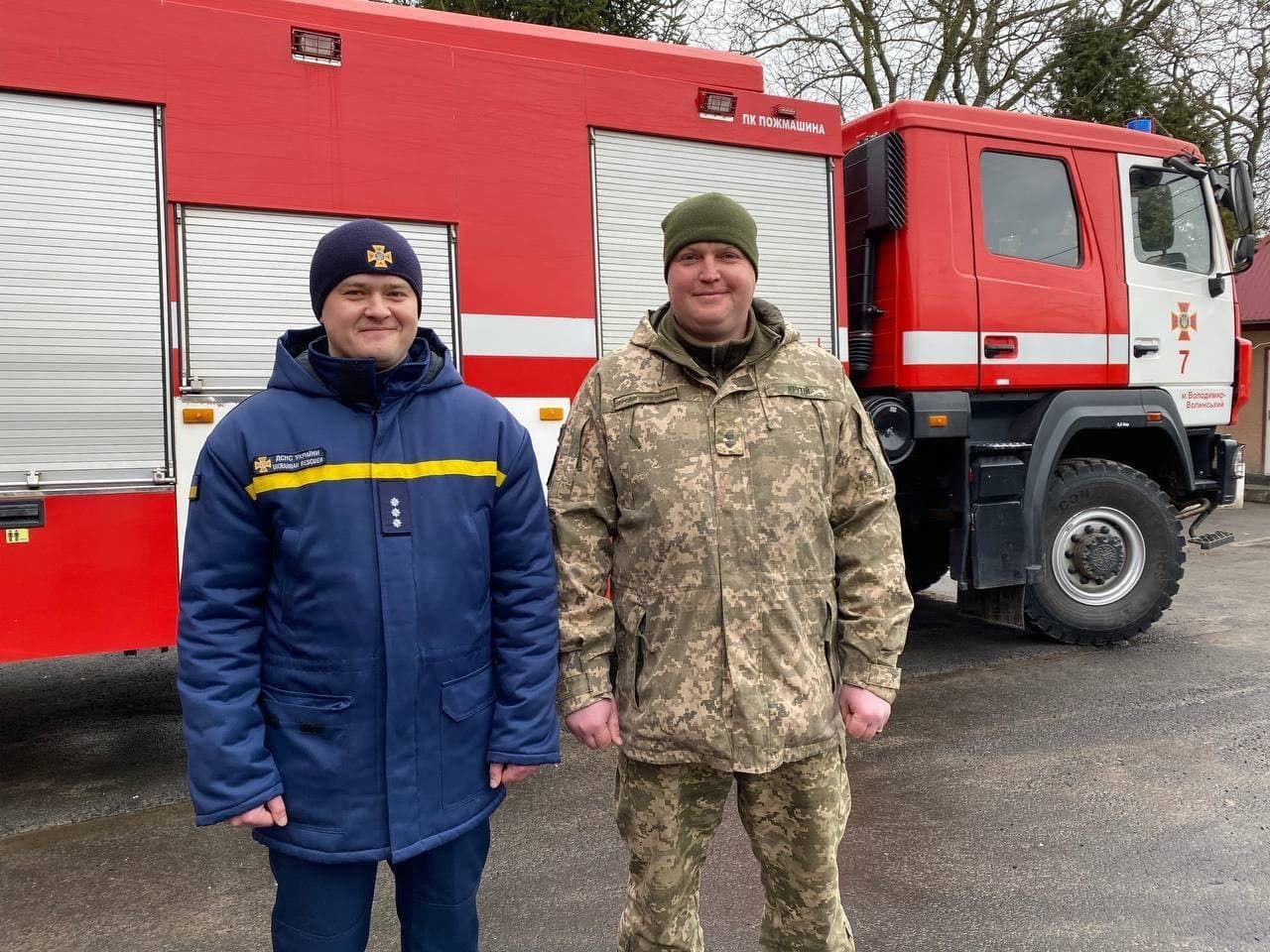 Рятувальник і військовий на Волині винесли бабусю з палаючого будинку Рятувальник і військовий на Волині винесли бабусю з палаючого будинку