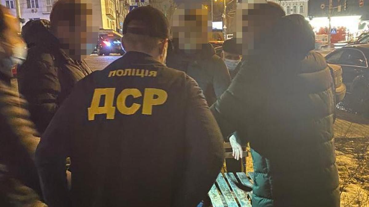 Чиновники Деснянской РГА в Киеве попались на взятке в 8 тысяч долларов Чиновники Деснянской РГА в Киеве попались на взятке в 8 тысяч долларов