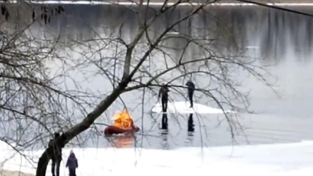 В Киеве мужчины покатались льдиной на Днепре: их спасли 