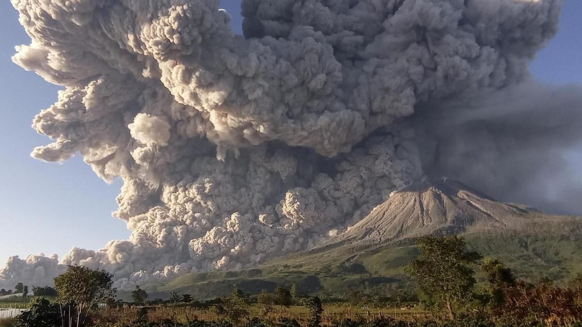 На Суматрі прокинувся вулкан Сінабунг: неймовірні фото та відео