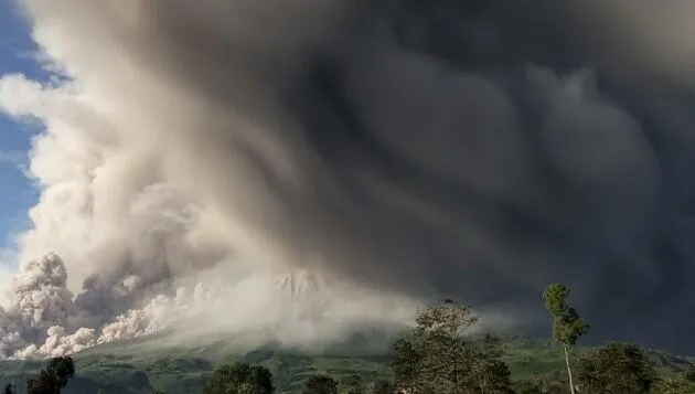Хмари пилу, вулкан Сінабунг