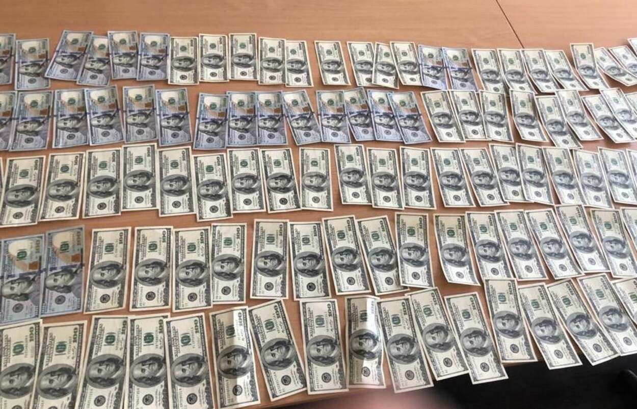 Валюта, телефони та годинники: в аеропорту Львів митники викрили контрабандистів – фото Валюта, телефони та годинники: в аеропорту Львів митники викрили контрабандистів – фото