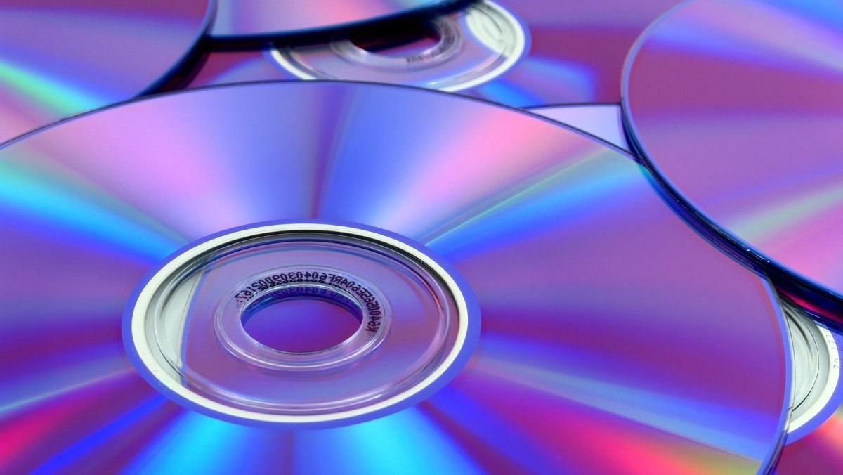 Коли з'явилися CD диски – історія розвитку та формату