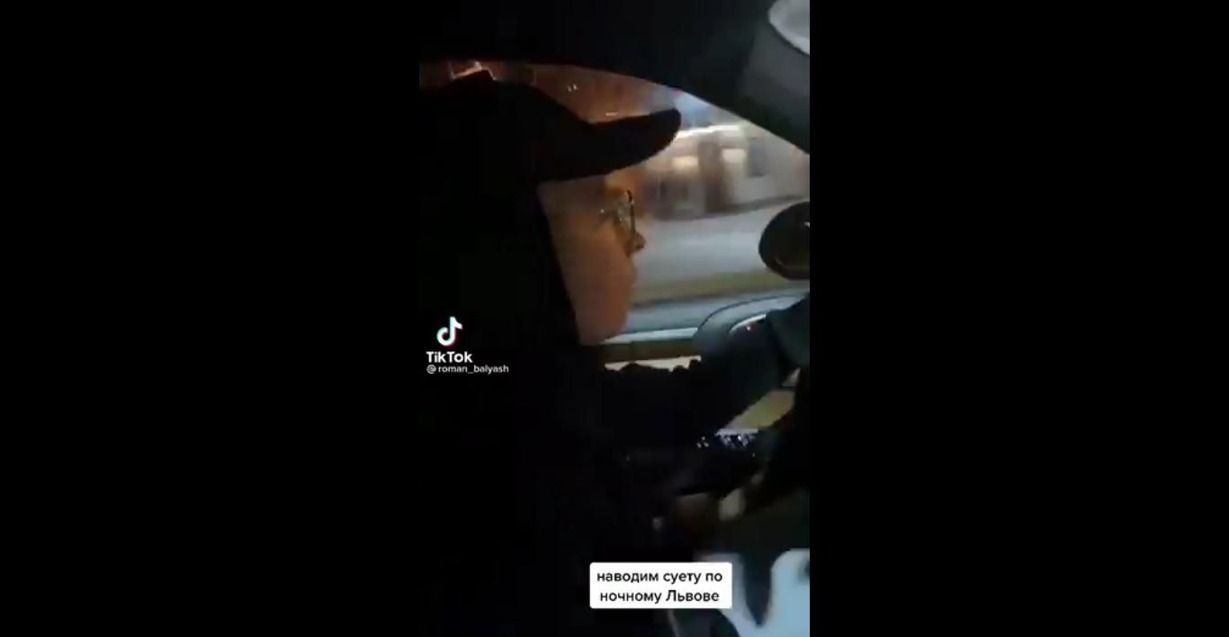 У Львові 15-річний син ексрегіонала влаштував перегони на Porsche: епічне відео У Львові 15-річний син ексрегіонала влаштував перегони на Porsche: епічне відео