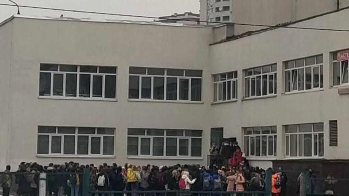 У Києві через газовий балончик довелося евакуювати школу