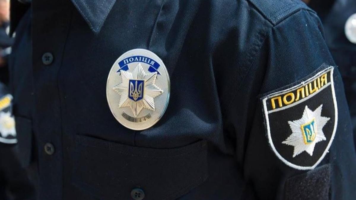 Поліцейському та спільникам повідомили про підозру в катуванні юнаків