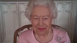 Королева Єлизавета II підкорила елегантним образом у рожевій сукні та з брошкою