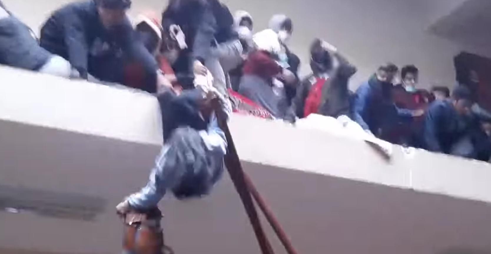 В Боливии 5 студентов упали с 4 этажа, расшатав перила - видео