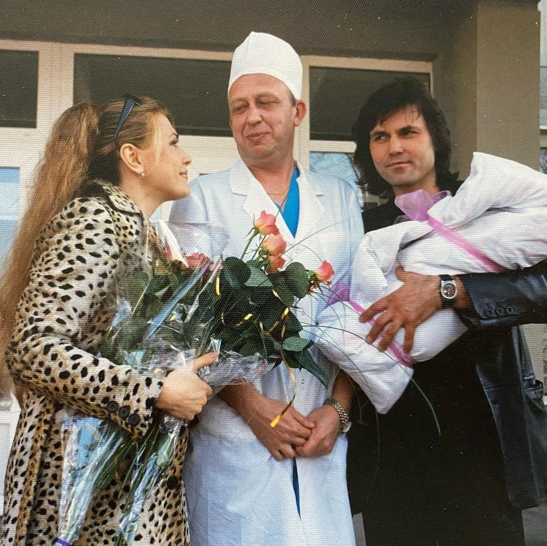 Ольга Сумська з чоловіком біля пологового